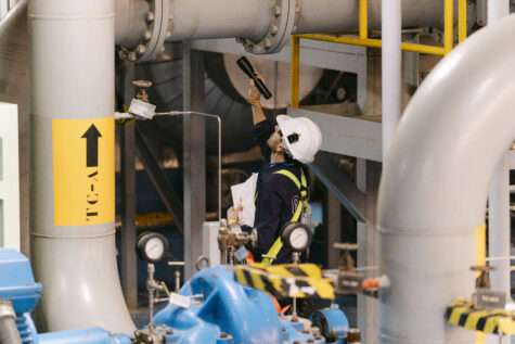 Trabajadores en la central nuclear de Almaraz