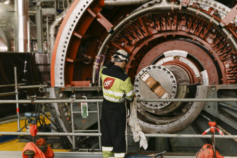 Trabajadores en la central nuclear de Almaraz