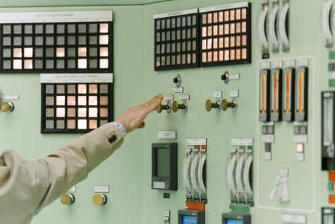 Trabajador en el simulador de la sala de control de la central nuclear de Almaraz