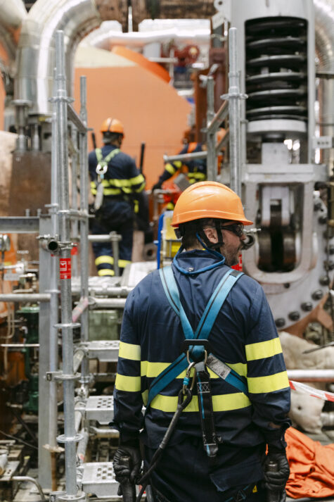 Trabajadores en la central nuclear de Almaraz