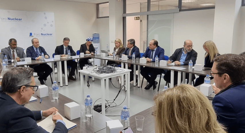 El director de la Agencia de la Energía Nuclear se interesa por la industria nuclear española