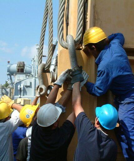 Operarios en central nuclear Ascó I